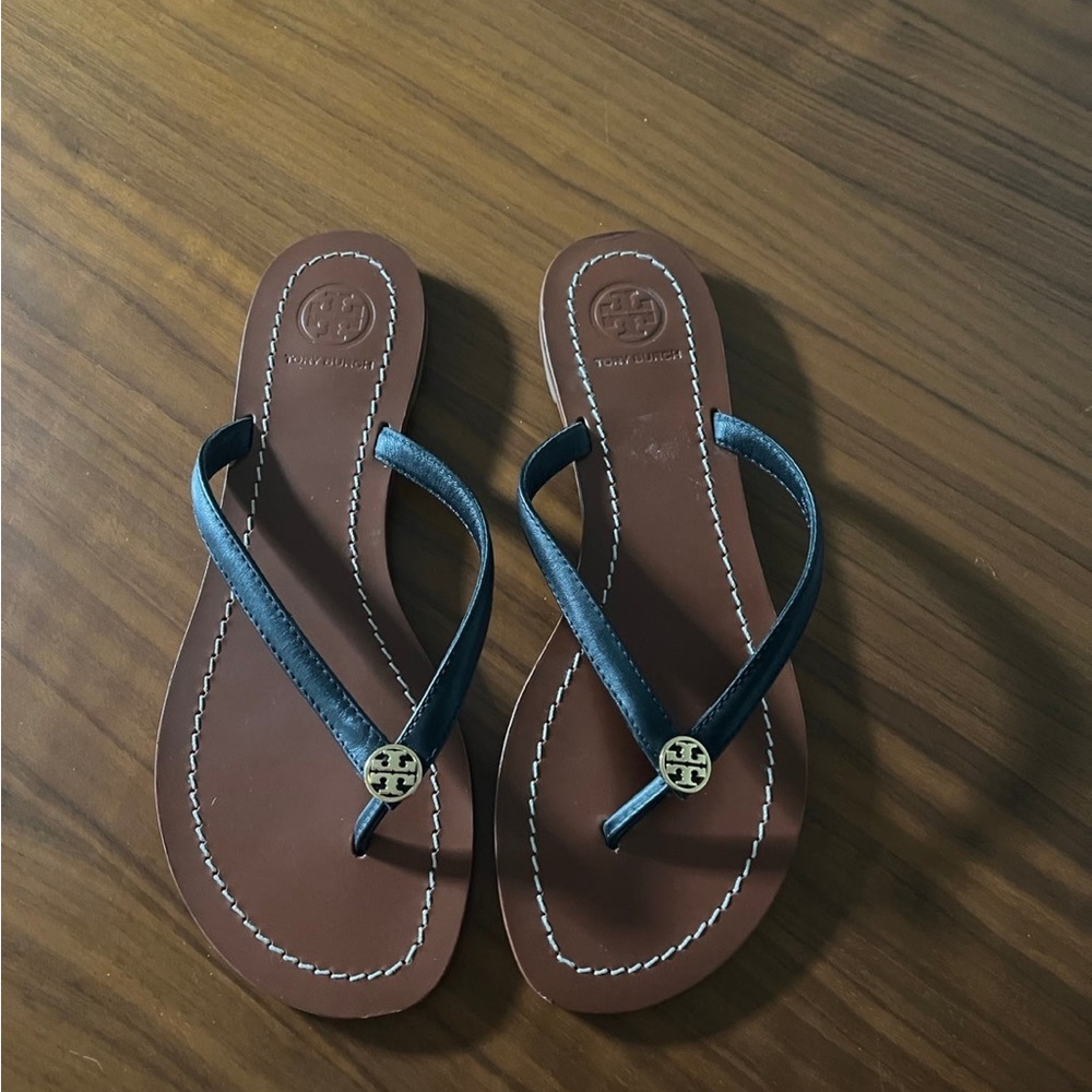 TORY BURCH The Classic Flip Flops Brown and Black Patent Leather Logo Sandals